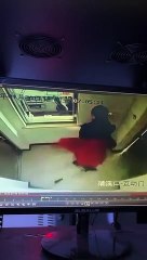 Deux personnes se retrouvent coincées dans un ascenseur avec un rat et passent un sale moment