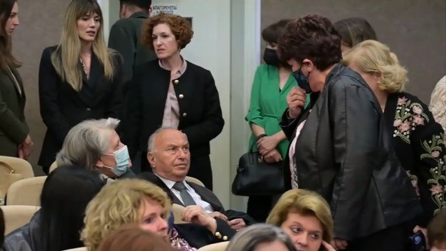 Γέμισαν την αίθουσα οι γυναίκες για τον Χρήστο Σταϊκούρα.