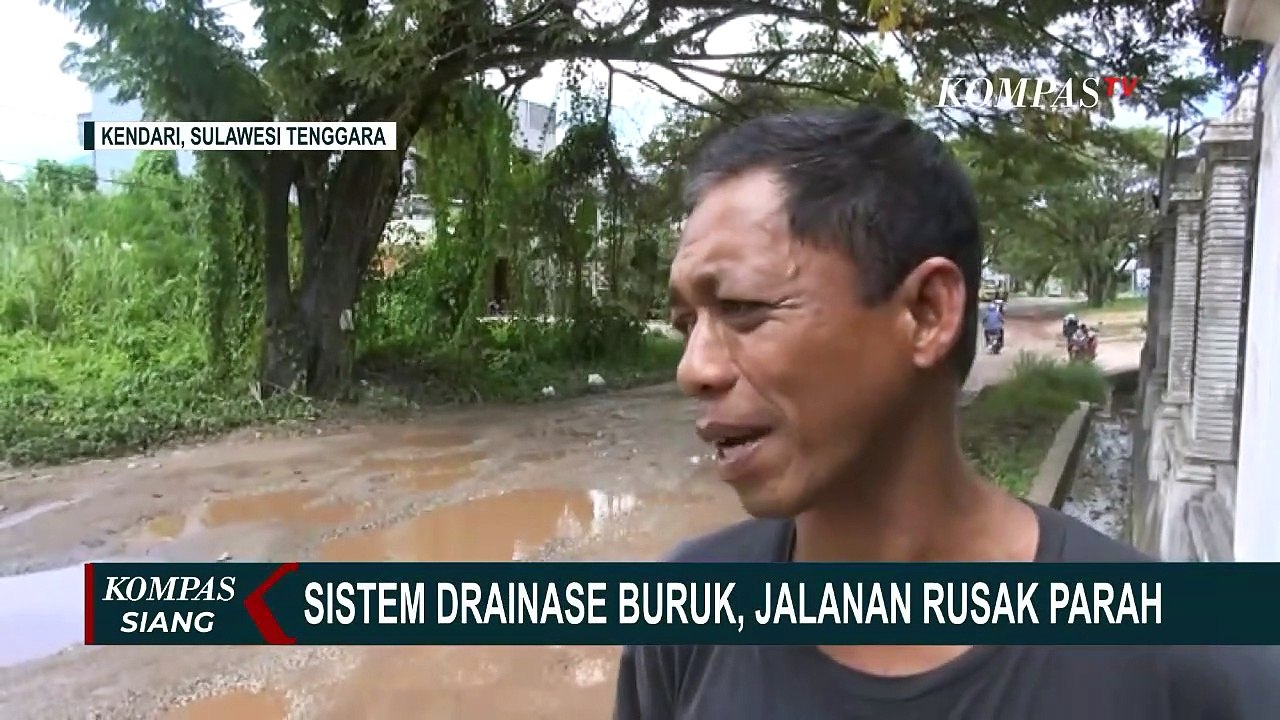 6 Tahun Warga Melintasi Jalan yang Rusak Parah di Jalan Asrama Haji Kendari