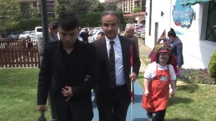 AK Partili görme engelli milletvekili adayı Cemal Donat, Üsküdar'da down sendromlu çalışanlar ile buluştu