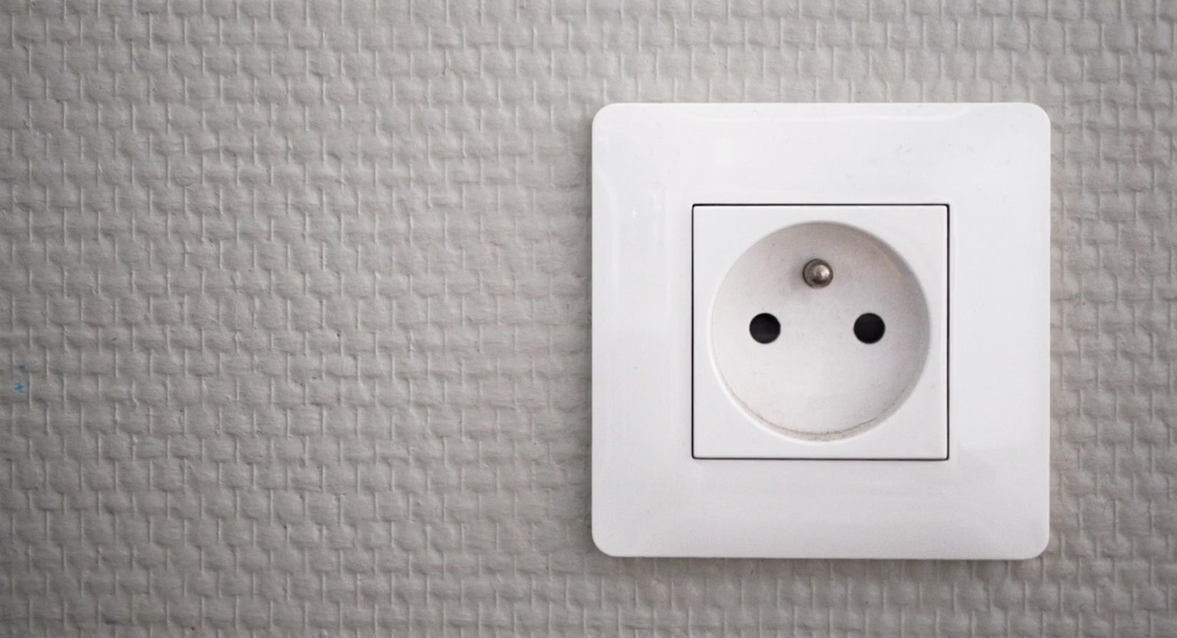 Gruseliger Fund: Frau entdeckt Kamera in Steckdose ihrer Airbnb-Unterkunft