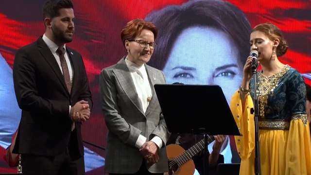 Akşener Selanik türküsüne eşlik etti