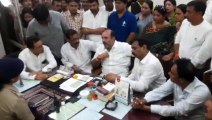 breaking news : जबलपुर कांग्रेस कार्यालय में बजरंग दल के कार्यकर्ताओं ने की तोडफोड- देखें वीडियो