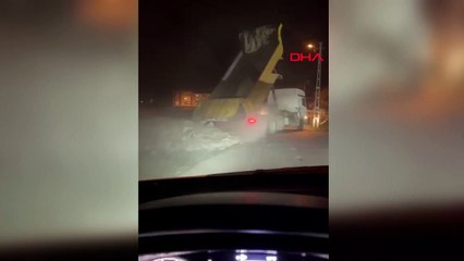 Yol kenarına hafriyat dökerken görüntüleri kaydedilen kamyon şoförüne ceza