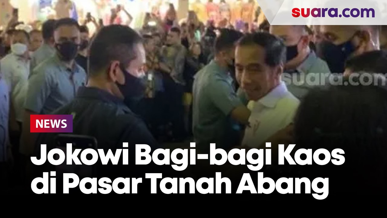 Jokowi Bagi-bagi Kaos Saat Tinjau Pasar Tanah Abang