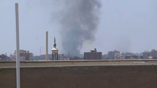 طائرات الجيش تحلق بكثافة في #الخرطوم_بحري لاستهداف الدعم السريع ...مراسل #العربية: الاشتباكات بين الجيش السوداني والدعم السريع تركزت اليوم في مدينة بحري #السودان