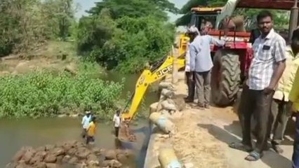 మెదక్: వరి ధాన్యంతో వెళ్తున్న లారీ బోల్తా.. వాగులో పడిన వడ్లు