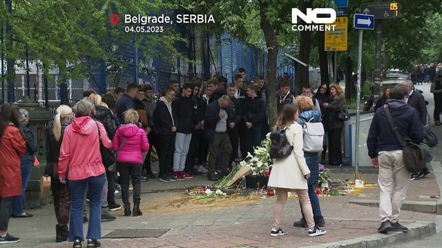 Sérvia chora e homenageia vítimas de massacre em escola