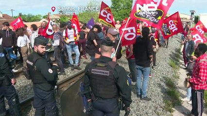 No comment : E. Macron accueilli par une nouvelle casserolade à Saintes
