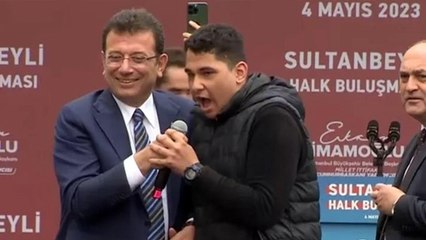İmamoğlu, gencin söylediğini duyunca mikrofonu hemen geri aldı: Kerata yakacak kendini