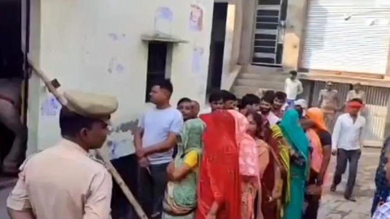 मथुरा: निकाय चुनाव मतदान केंद्रों का एसडीएम और सीओ ने किया निरीक्षण