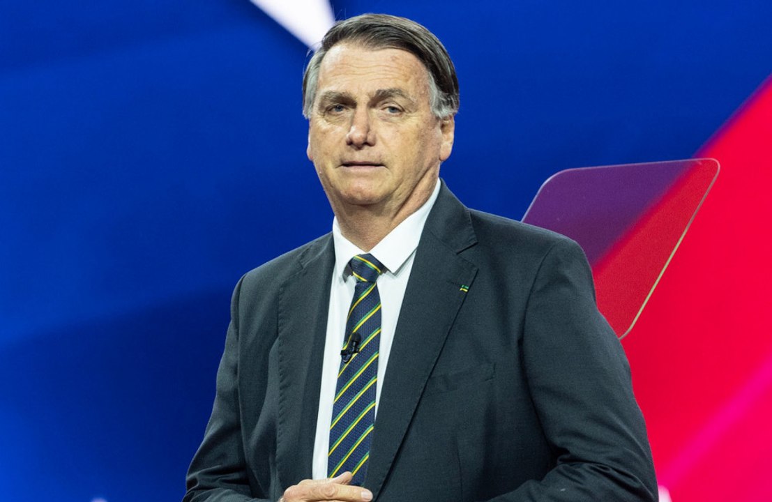 Moraes determina apreensão de passaporte, armas e equipamentos eletrônicos de Bolsonaro