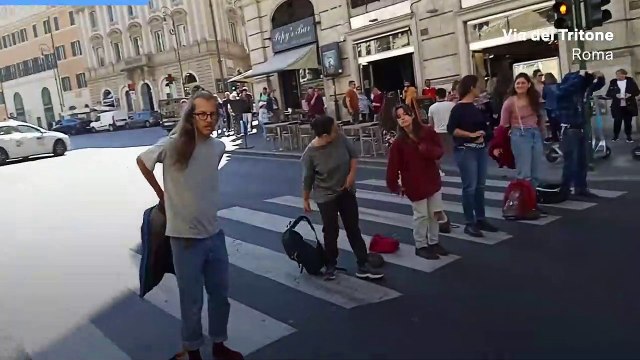 Roma, ambientalisti nudi in via del Tritone: interviene la Polizia