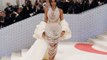 キム・カーダシアン、メットガラのドレスに6万個以上の真珠