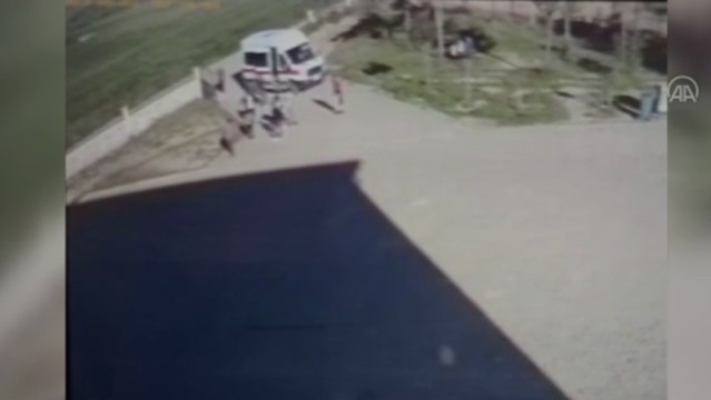 Geri manevra yapan minibüsün altında kalan kişi öldü