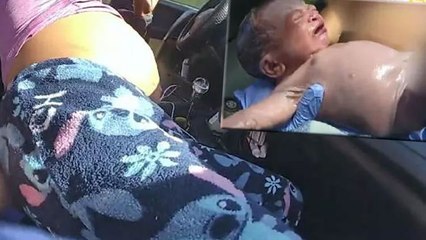Polis bir kadına araçta doğum yaptırdı
