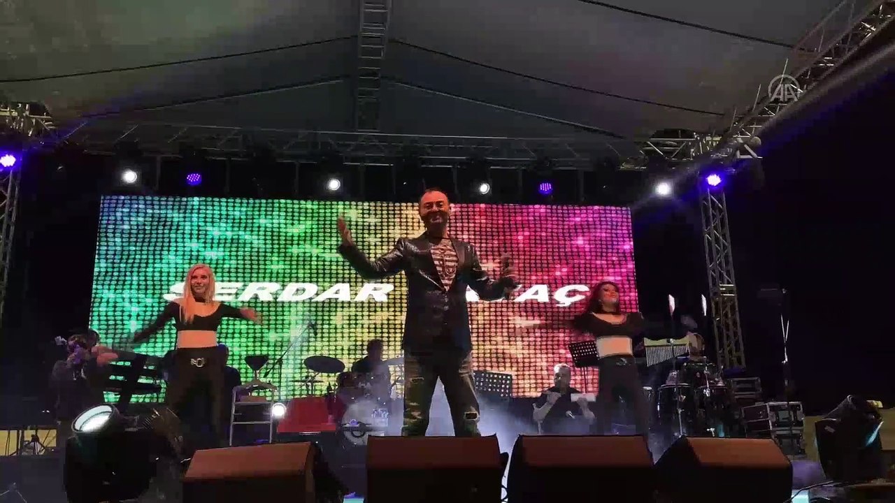 Serdar Ortaç, Nureddin Nebati için şarkı söyledi