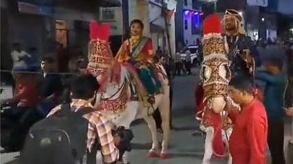 दुल्‍हन को झांसी की रानी बनाकर घोड़ी पर निकाली बारात,हर कोई देखता रह गया