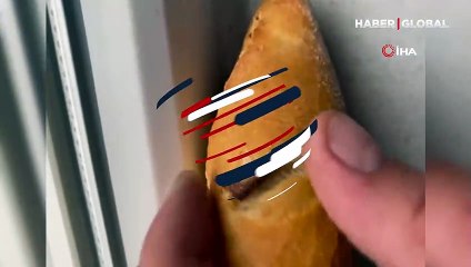 Şoke eden anlar: Ekmekten kemik çıktı, savunması pes dedirtti