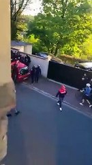 Los hinchas del PSG fueron a la casa de Neymar a insultarlo