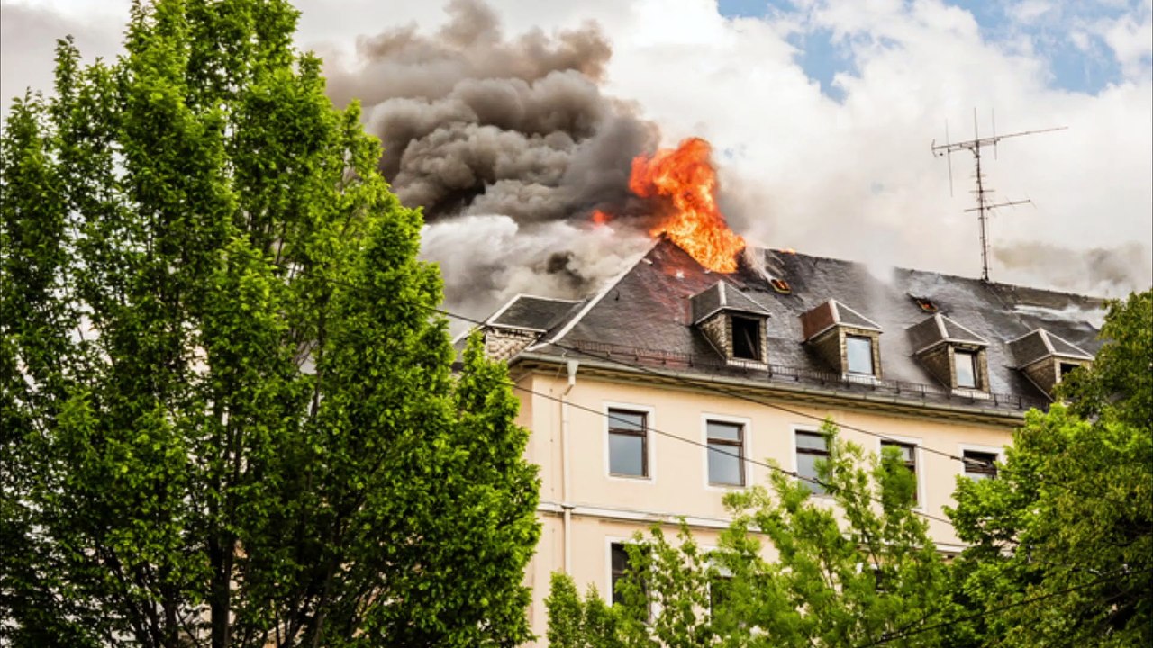 Unkraut-Entfernung geht schief: Mann setzt Haus in Brand