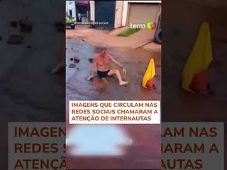 Homem protesta 'tomando banho' dentro de buraco em rua no Pará