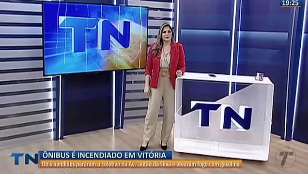 Ônibus é incendiado após confronto em Vitória