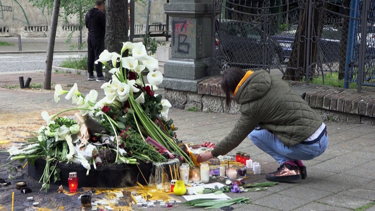 Belgrado, fiori e candele fuori dalla scuola Vladislav Ribnikar per le vittime della sparatoria