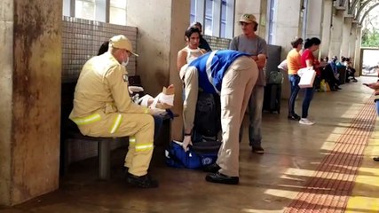 Adolescente fica ferida ao descer do ônibus no Terminal Leste