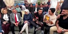 CHP'li Engin Altay ve AKP'li Özlem Zengin gençlere 'Gesi Bağları' şarkısıyla eşlik etti