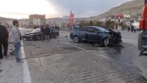 Sivas'ta otomobiller kafa kafaya çarpıştı, sürücülerin burnu bile kanamadı