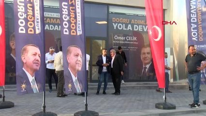 AK PARTİ'Lİ ÖMER ÇELİK'İN SEÇİM BÜROSUNDAKİ GÖREVLİ BIÇAKLI SALDIRIDA YARALANDI