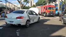 Colisão entre dois carros deixa uma mulher ferida na avenida Maringá, em frente a Unipar