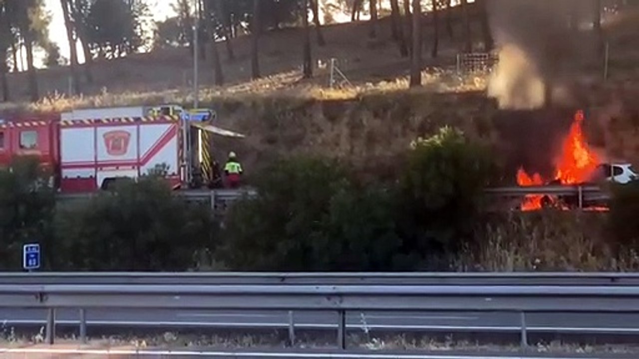 Aparatoso incendio de un vehículo en la A-42