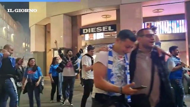Scudetto del Napoli, grande festa anche a Milano: bandiere, caroselli e fuochi d?artificio
