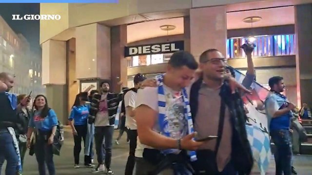 Scudetto del Napoli, grande festa anche a Milano: bandiere, caroselli e fuochi d?artificio