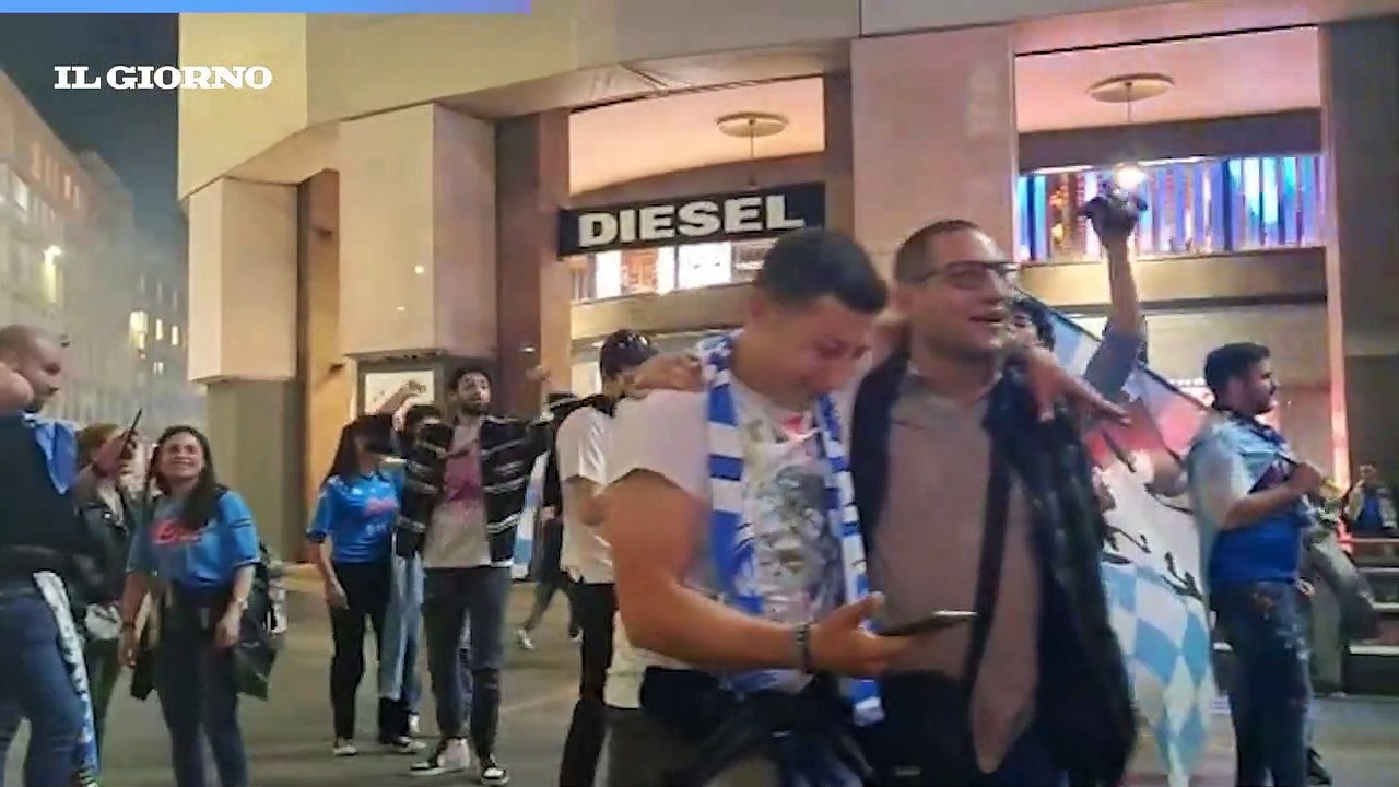 Scudetto del Napoli, grande festa anche a Milano: bandiere, caroselli e fuochi d?artificio