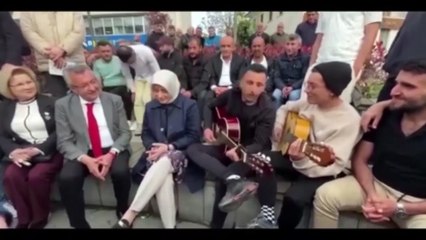 CHP'li Engin Altay ile AKP'li Özlem Zengin beraber şarkı söyledi