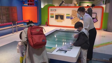 "비 와도 우리들 세상"...어린이날 실내 과학관 '북적' / YTN
