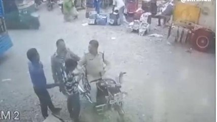 ग्वालियर: पुलिसकर्मी ने बीच सड़क में व्यापारी से की मारपीट, वीडियो वायरल
