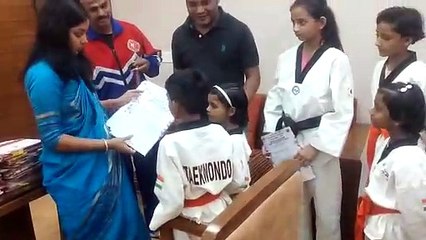 Descargar video: Collector honored Taekwondo players