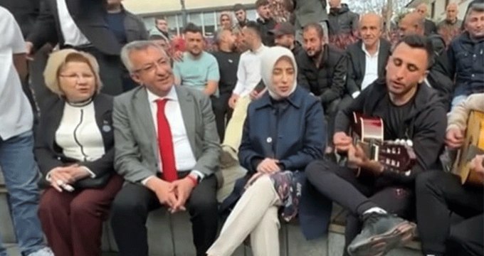 Özlem Zengin ve Engin Altay Silivri'de Gesi Bağları türküsü söyledi