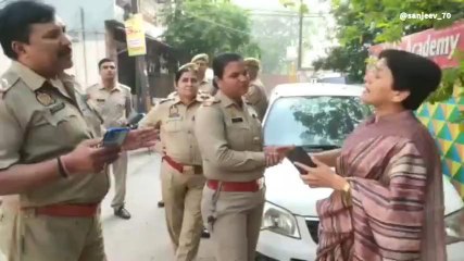 योगी के दौरे से पहले क्यो "हाउस अरेस्ट" ये महिला, घर के बाहर डाला ख़ाकी ने डेरा