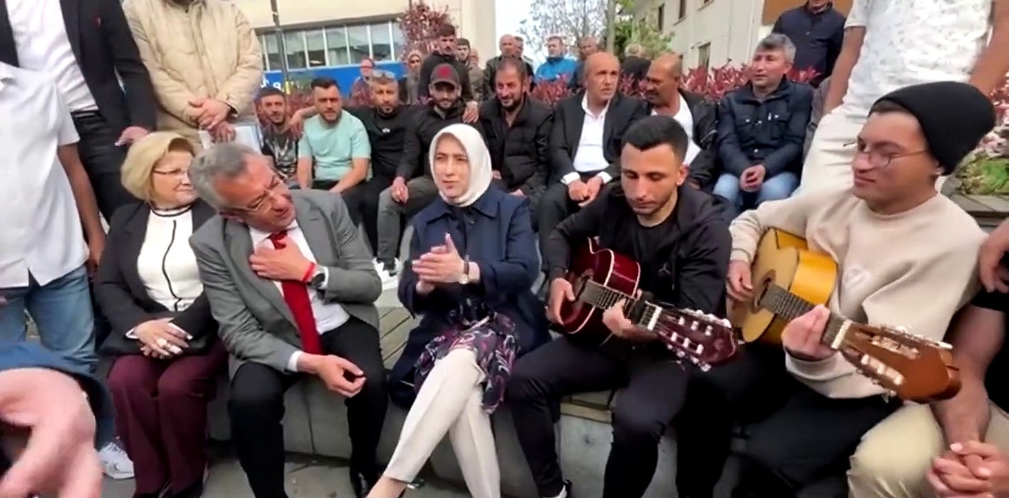 CHP'li Engin Altay ve AKP'li Özlem Zengin gençlerle birlikte şarkı söyledi