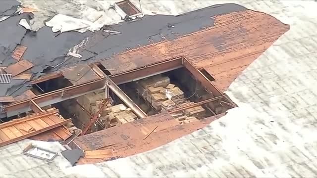 Un pequeño tornado destroza varios tejados en Carson, California