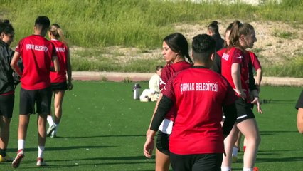 Télécharger la video: Şırnak Belediyesi Nuhspor Kadın Futbol Takımı, Süper Lig hedefine odaklandı