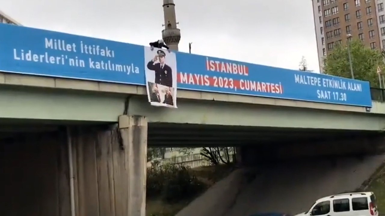 Üst geçitte  "Gaffar Okkan" lı afişle AKP-HÜDA PAR ortaklığı protestosu. "Gaffar Okkan'a selam olsun"