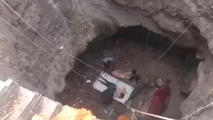 दर्दनाक हादसा: कुएं में गिरी कार, 2 लोगों की मौके पर मौत