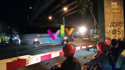 2 Bus TNI AL Terobos Palang Pintu Rel Nyaris Ditabrak Kereta