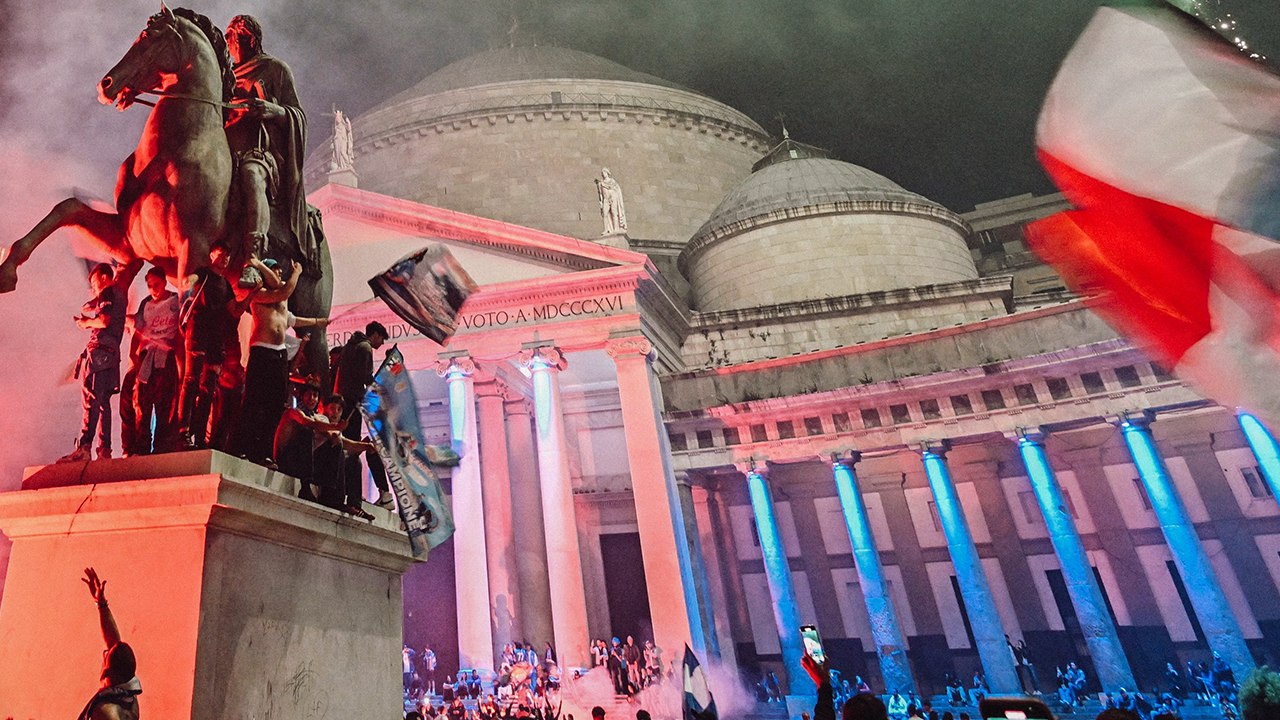 A tutta Napoli, la festa scudetto non si ferma ▷ "Il trionfo delle idee e non dei soldi"